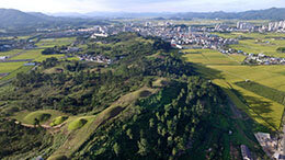 咸安末伊山(ハマンマリサン)古墳群の遠景